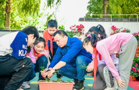 江蘇省南京市南昌路小學(xué)：課堂搬進(jìn)大自然，種花種草種夢想